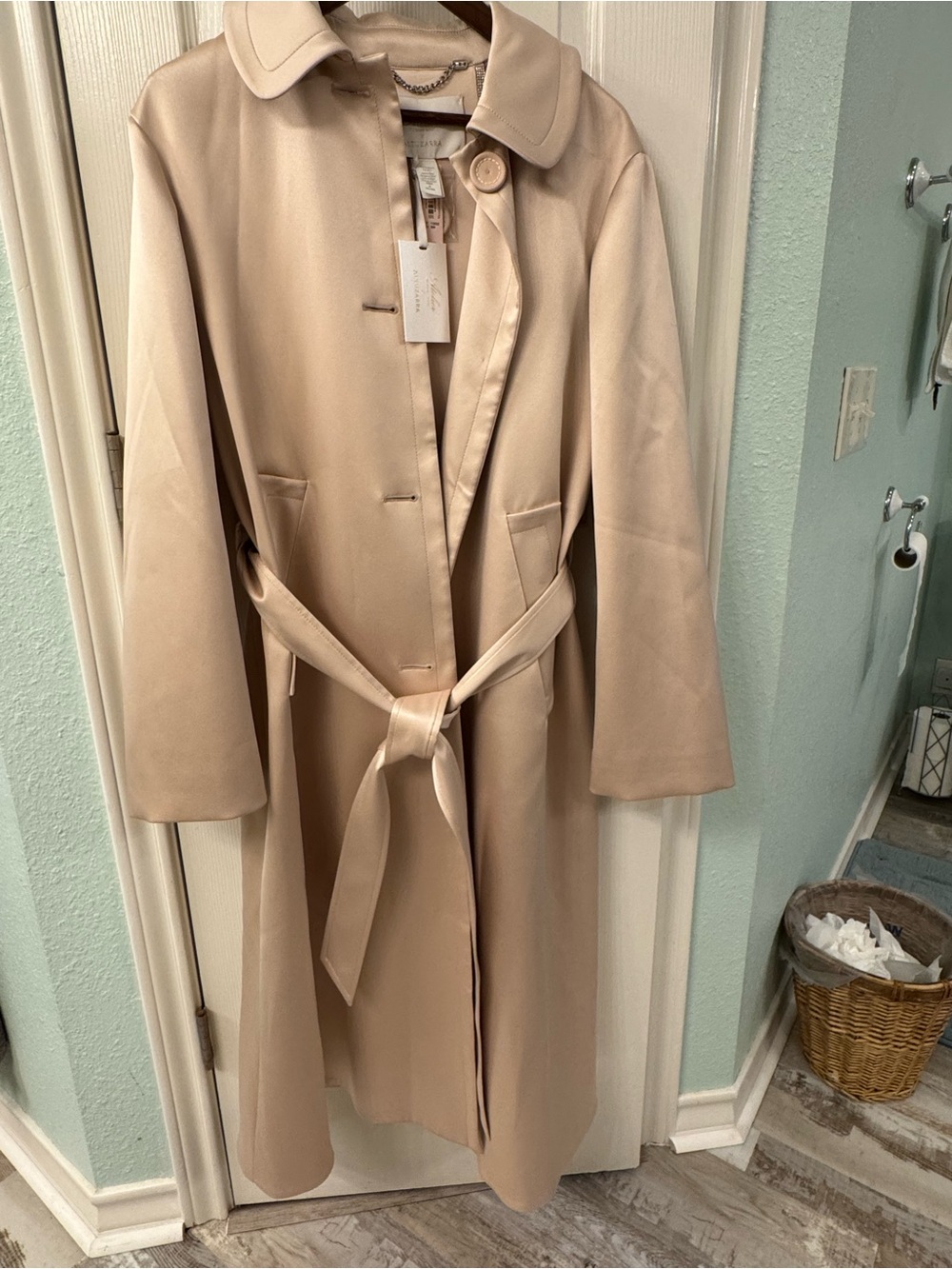 Victoria's Secret, Atelier collection, Blush Cream Trench Coat with Belt. - Picture 2 of 10